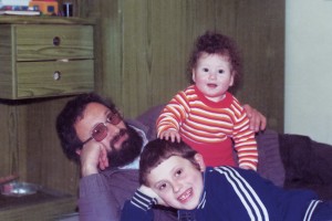 Michael Laitman z synem Uri i najstarszą córką Jael, 1979r.